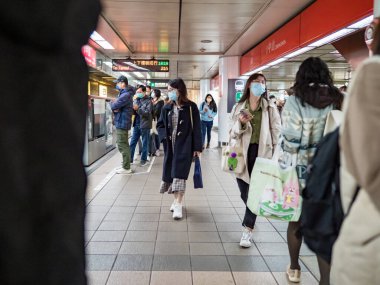 Taipei, Tayvan 'da 2 Aralık 2021' de toplu taşıma sisteminde yüz maskesi takan yolcular. 19 numaralı kovid19 salgını tüm dünyada sayısız ölüme yol açtığı için.