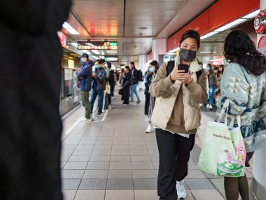 Taipei, Tayvan 'da 2 Aralık 2021' de toplu taşıma sisteminde yüz maskesi takan yolcular. 19 numaralı kovid19 salgını tüm dünyada sayısız ölüme yol açtığı için.