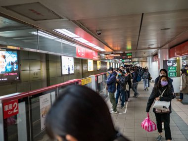 Taipei, Tayvan 'da 2 Aralık 2021' de toplu taşıma sisteminde yüz maskesi takan yolcular. 19 numaralı kovid19 salgını tüm dünyada sayısız ölüme yol açtığı için.