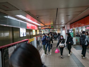 Taipei, Tayvan 'da 2 Aralık 2021' de toplu taşıma sisteminde yüz maskesi takan yolcular. 19 numaralı kovid19 salgını tüm dünyada sayısız ölüme yol açtığı için.