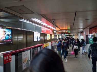 Taipei, Tayvan 'da 2 Aralık 2021' de toplu taşıma sisteminde yüz maskesi takan yolcular. 19 numaralı kovid19 salgını tüm dünyada sayısız ölüme yol açtığı için.