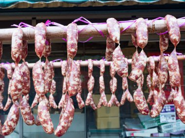 Geleneksel Çin sosisleri pazarda asılıdır..