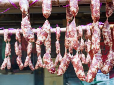 Geleneksel Çin sosisleri pazarda asılıdır..