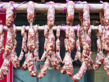 Geleneksel Çin sosisleri pazarda asılıdır..