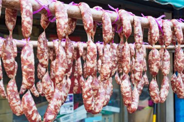 Geleneksel Çin sosisleri pazarda asılıdır..