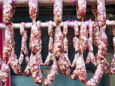 Geleneksel Çin sosisleri pazarda asılıdır..