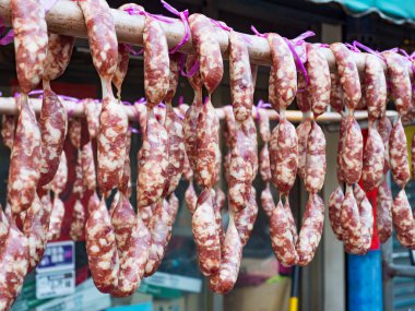Geleneksel Çin sosisleri pazarda asılıdır..