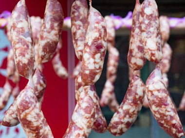 Geleneksel Çin sosisleri pazarda asılıdır..