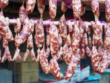 Geleneksel Çin sosisleri pazarda asılıdır..