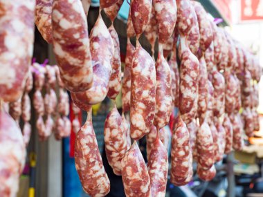 Geleneksel Çin sosisleri pazarda asılıdır..