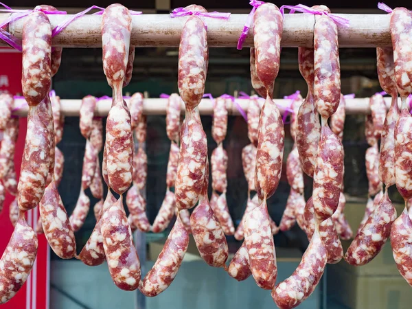 Geleneksel Çin sosisleri pazarda asılıdır..