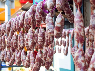 Geleneksel Çin sosisleri pazarda asılıdır..