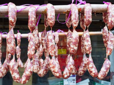 Geleneksel Çin sosisleri pazarda asılıdır..