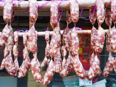 Geleneksel Çin sosisleri pazarda asılıdır..