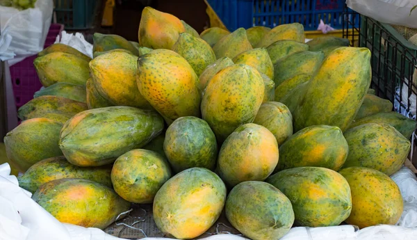 Yellow Papaya Fruits Market Display — 图库照片
