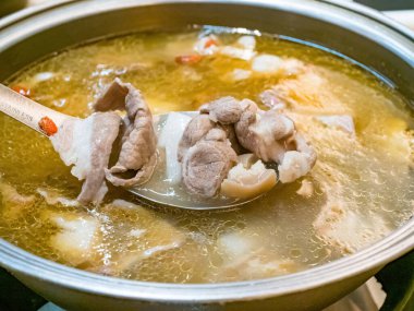 Sebzeli ve Çin bitkisel ilaçlı taze koyun eti..