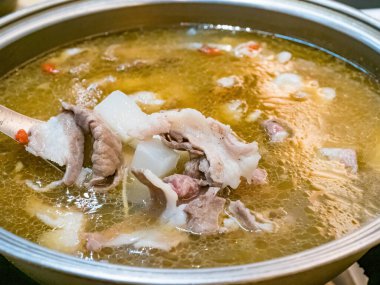 Sebzeli ve Çin bitkisel ilaçlı taze koyun eti..