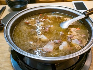 Sebzeli ve Çin bitkisel ilaçlı taze koyun eti..