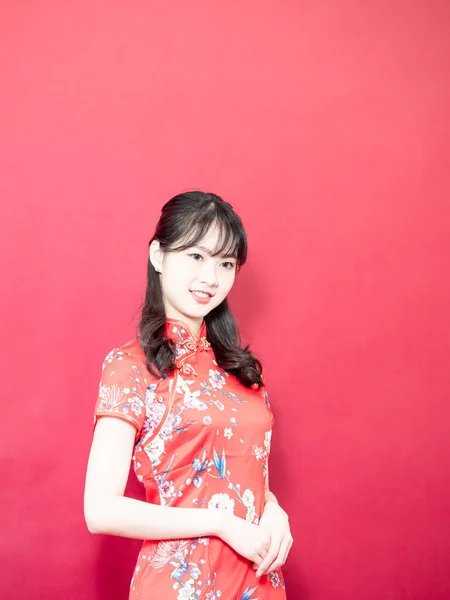 Красива Азіатська Жінка Носить Чонсам Посмішку Червоному Тлі — стокове фото