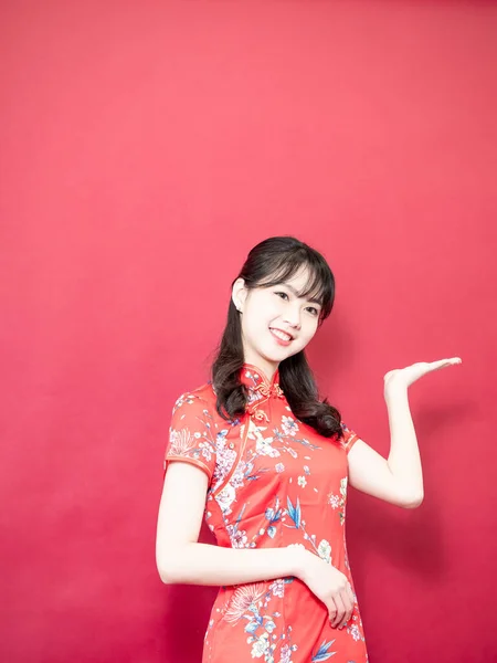Beauty Asian Woman Wear Cheongsam Smile Red Background — Zdjęcie stockowe