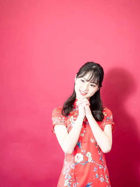 Beauty Asian Woman Wear Cheongsam Smile Red Background — ストック写真