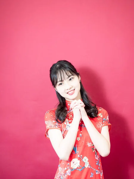 Beauty Asian Woman Wear Cheongsam Smile Red Background — ストック写真