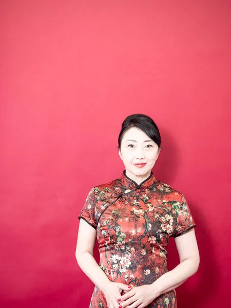 Belleza Asiático Mujer Desgaste Cheongsam Sonrisa Rojo Fondo — Foto de Stock