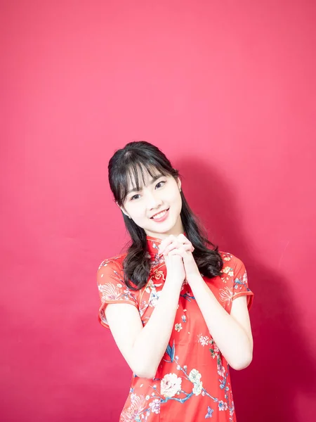 Beauty Asian Woman Wear Cheongsam Smile Red Background — ストック写真