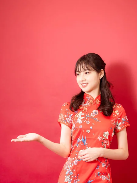 Chinese Teen Girl Present Show Giving Sale Promotion Posture Dressing — Stockfoto