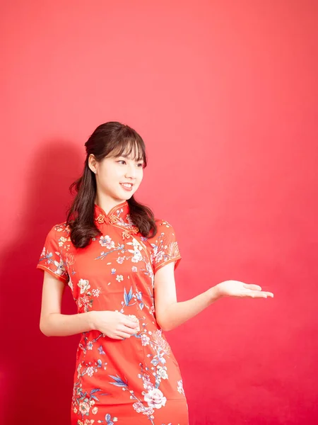 Chinese Teen Girl Present Show Giving Sale Promotion Posture Dressing — Foto Stock