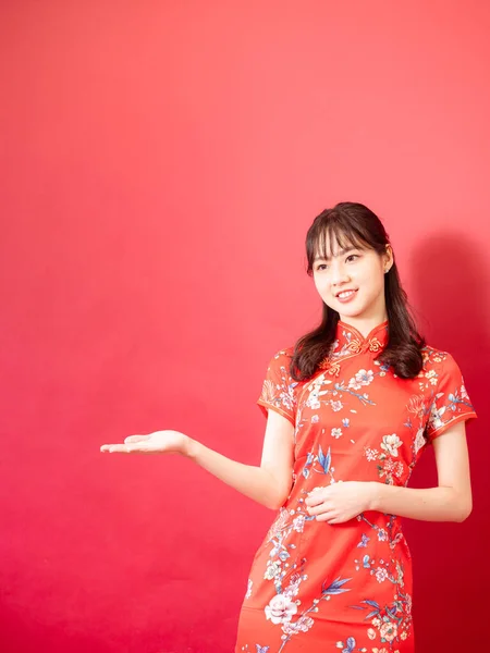 Chinese Teen Girl Present Show Giving Sale Promotion Posture Dressing — Fotografia de Stock