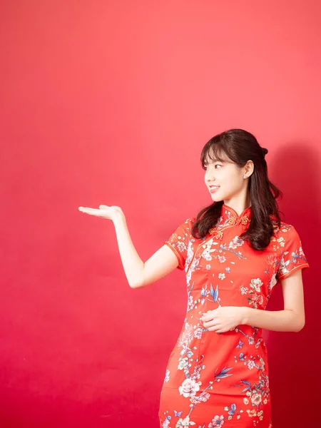 Chinese Teen Girl Present Show Giving Sale Promotion Posture Dressing — Stockfoto