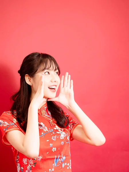 Cute Asian Girl Wear Red Chinese Traditional Cheongsam Shouting Holding — Stockfoto