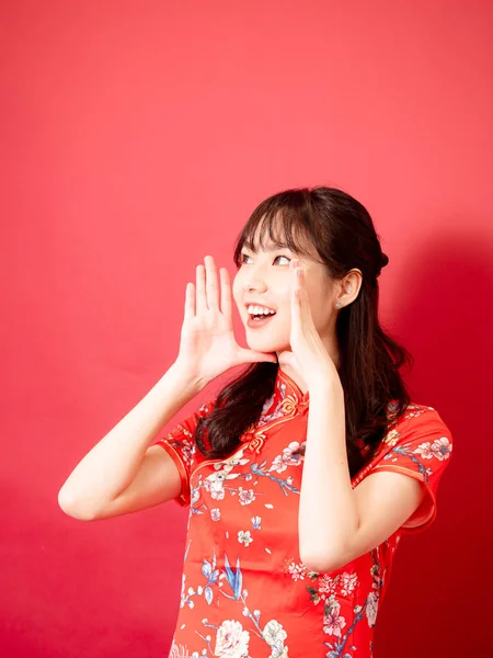 Cute Asian Girl Wear Red Chinese Traditional Cheongsam Shouting Holding — Zdjęcie stockowe