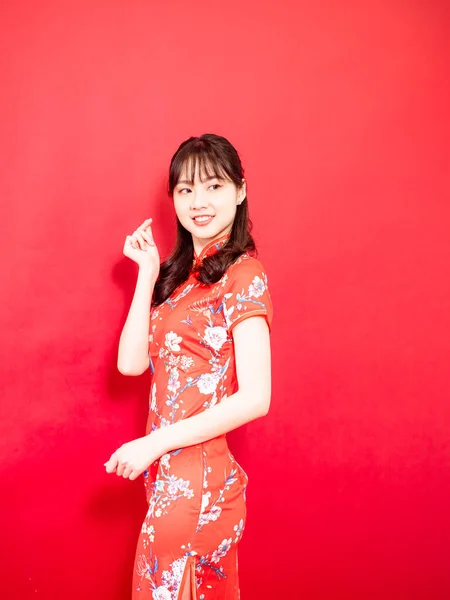 Beauty Young Woman Wear Cheongsam Hold Mini Heart Chinese New — Stockfoto