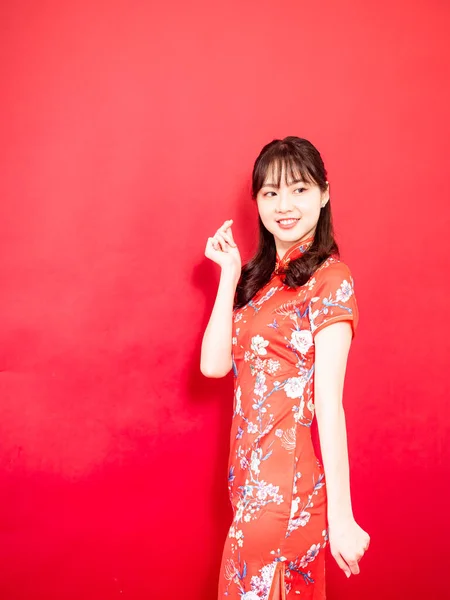 在中国 年轻貌美的女人穿着旗袍 红着脸 带着一颗小小的心过年 — 图库照片
