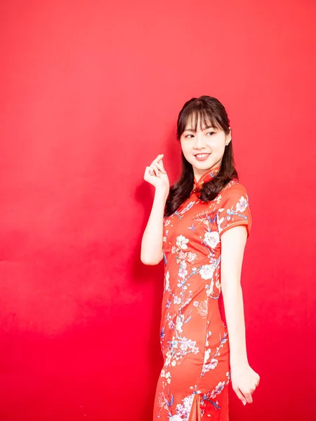 Beauty Young Woman Wear Cheongsam Hold Mini Heart Chinese New — Stockfoto