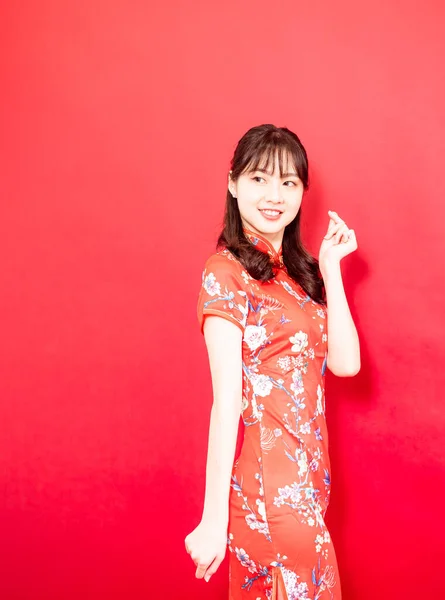 Beauty Young Woman Wear Cheongsam Hold Mini Heart Chinese New — Zdjęcie stockowe