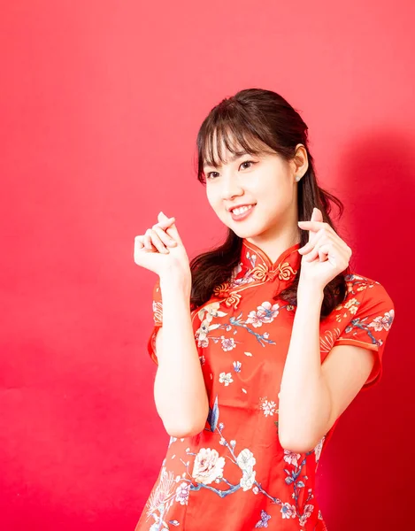 Beauty Young Woman Wear Cheongsam Hold Mini Heart Chinese New — Stockfoto