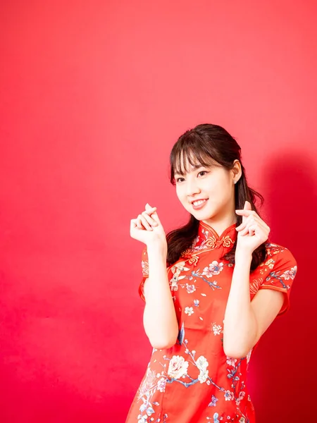 Beauty Young Woman Wear Cheongsam Hold Mini Heart Chinese New — ストック写真