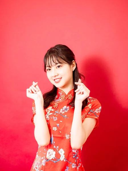 Beauty Young Woman Wear Cheongsam Hold Mini Heart Chinese New — Fotografia de Stock