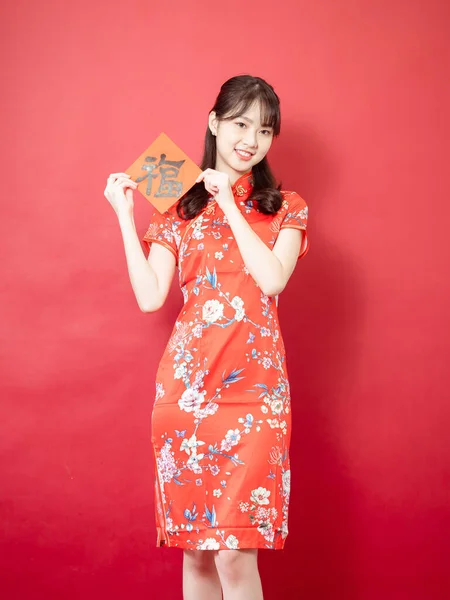 Jonge Aziatische Vrouw Draagt Traditionele Cheongsam Qipao Jurk Houden Chinese — Stockfoto