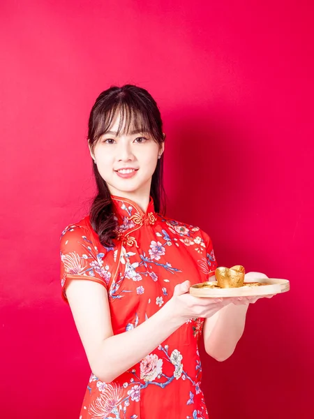 Gelukkig Aziatische Jonge Vrouw Het Dragen Van Traditionele Cheongsam Qipao — Stockfoto