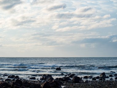 Kumsal, kum ve kayalarla dolu.