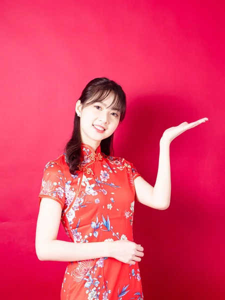 Asiatin Traditionellem Cheongsam Qipao Kleid Mit Einführungsgeste Auf Rotem Hintergrund — Stockfoto