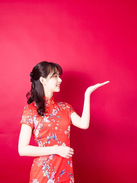 Asiatico Donna Indossare Tradizionale Cheongsam Qipao Abito Con Gesto Introdurre — Foto Stock