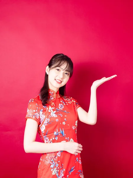 Asiatin Traditionellem Cheongsam Qipao Kleid Mit Einführungsgeste Auf Rotem Hintergrund — Stockfoto
