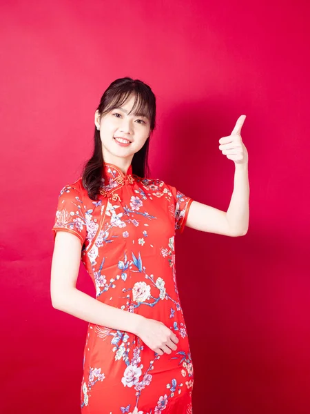 Young Asian Woman Dressing Cheongsam Thumbs Gesture Isolated Red Background — Stock Photo, Image