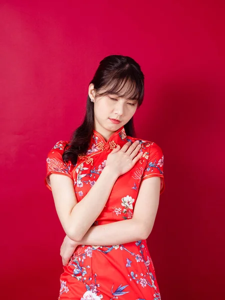 Schöne Asiatische Frau Trägt Traditionelles Cheongsam Qipao Kleid Mit Nackenschmerzen — Stockfoto