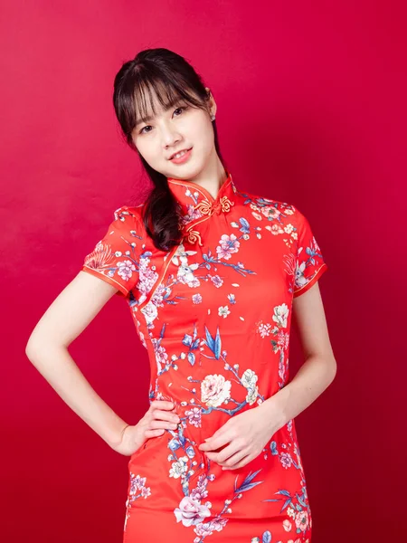Portret Młodej Azjatki Tradycyjnej Sukience Cheongsam Qipao Położyła Ręce Biodrach — Zdjęcie stockowe